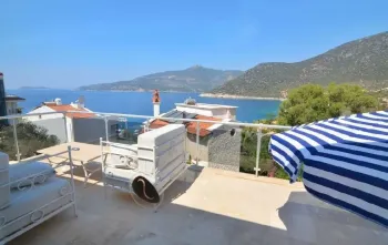 فيلا مستقلة واسعة مطلة على البحر للبيع في منطقة كالامار في كالكان